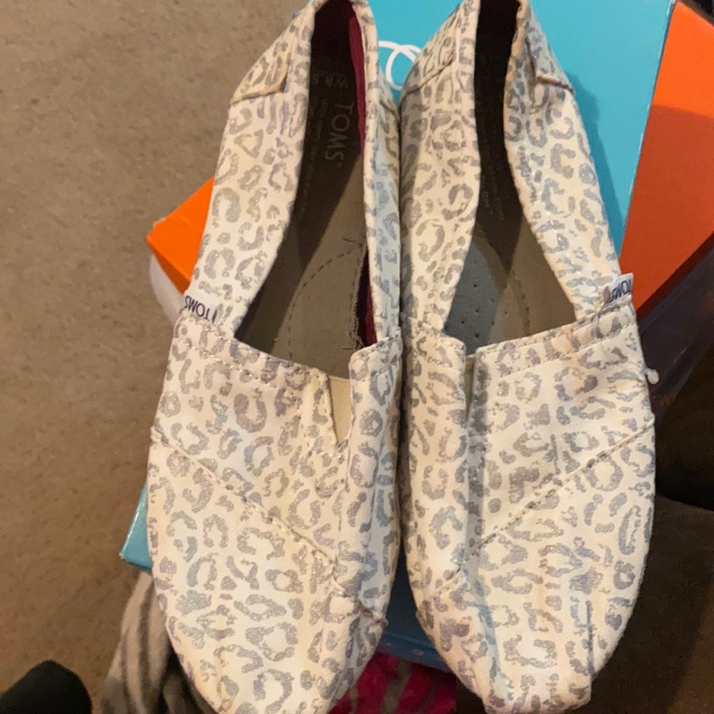 Tom’s cheetah print shoes